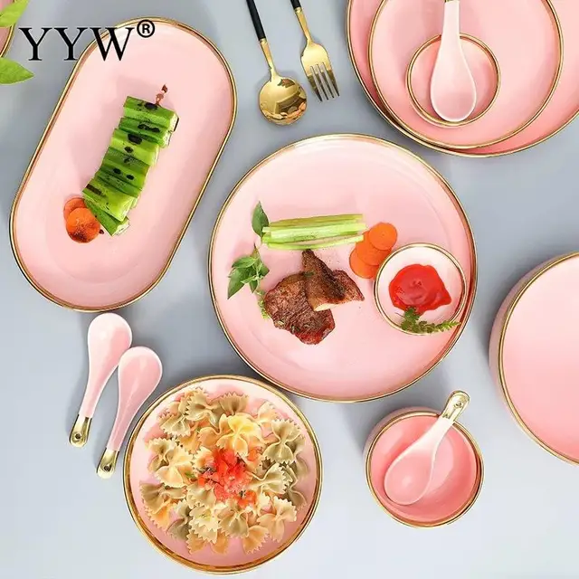 北欧スタイルのピンクの食器とプレートのセット