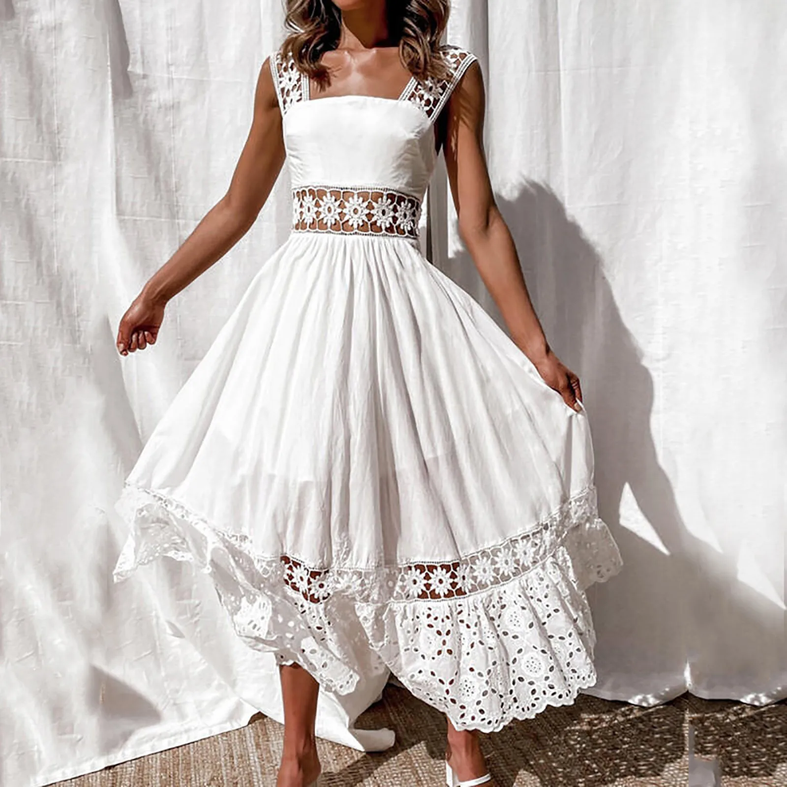Белое летнее платье с кружевом