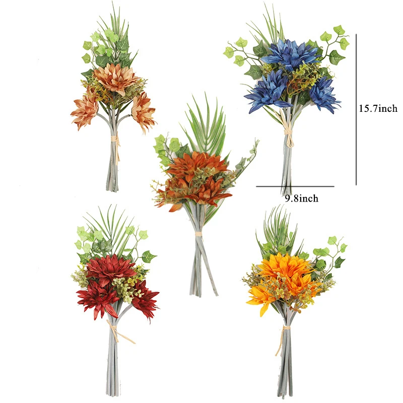 Una colección de arreglos florales artificiales. Hay cuatro diseños diferentes, cada uno con una combinación de colores y follaje únicos. Las flores parecen ser de seda o un material sintético similar y están unidas a un tallo central envuelto con una cinta o cordel.