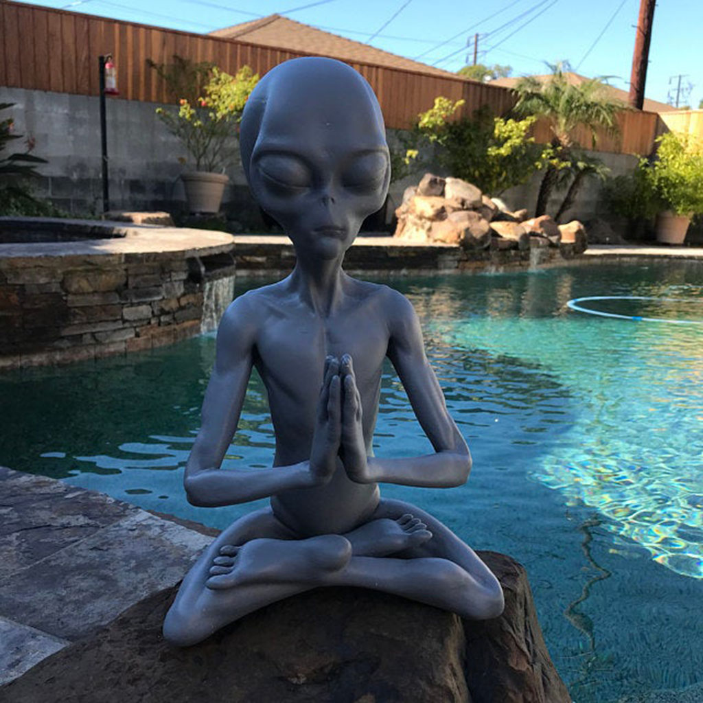 Resin Meditating Alien Sculpture for Room Decoration Handcrafted Art Sculpture for Living Room Hallway Console Table Home Decor