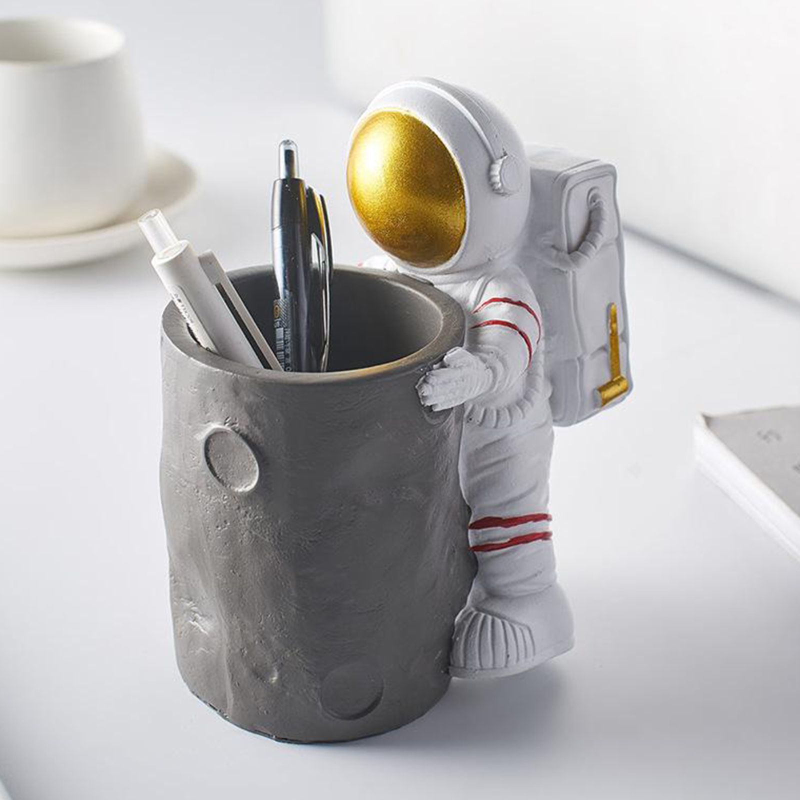 Astronaut Figurine Ornament Table Crafts Pen Holder Ornament Decor Crafts Home Decoration Pencil Cup Gifts