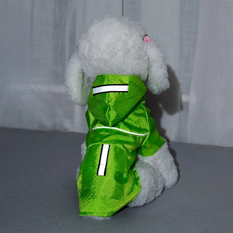 Un perro de peluche blanco con una chaqueta verde