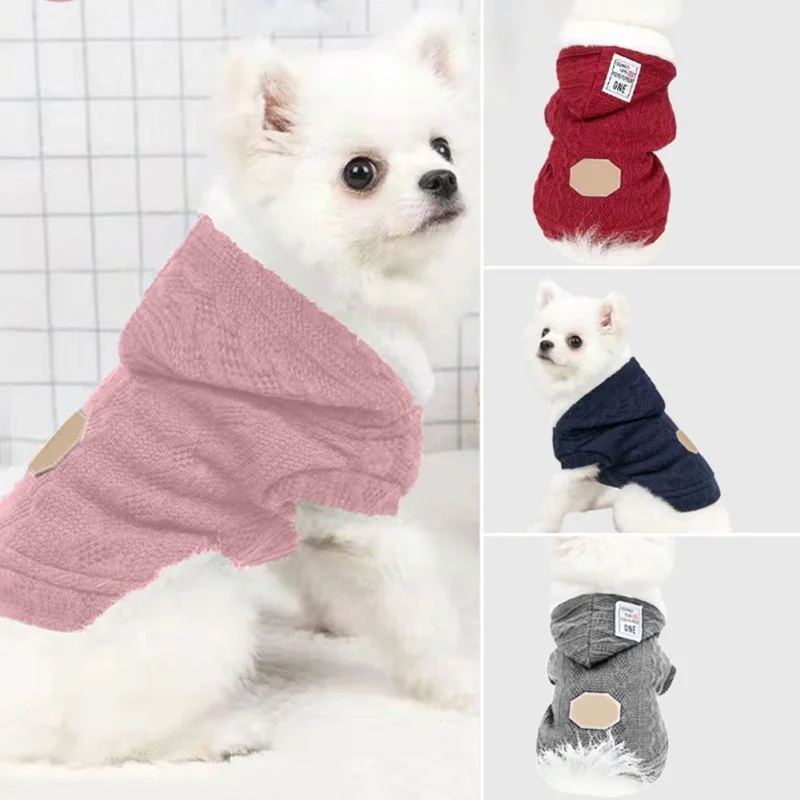 Un perro blanco con un suéter rosa. El jersey tiene cuello y un pequeño parche en la zona del pecho. También hay tres imágenes adicionales del mismo suéter en diferentes colores: rojo, azul y gris, cada una con un pequeño parche en el pecho.