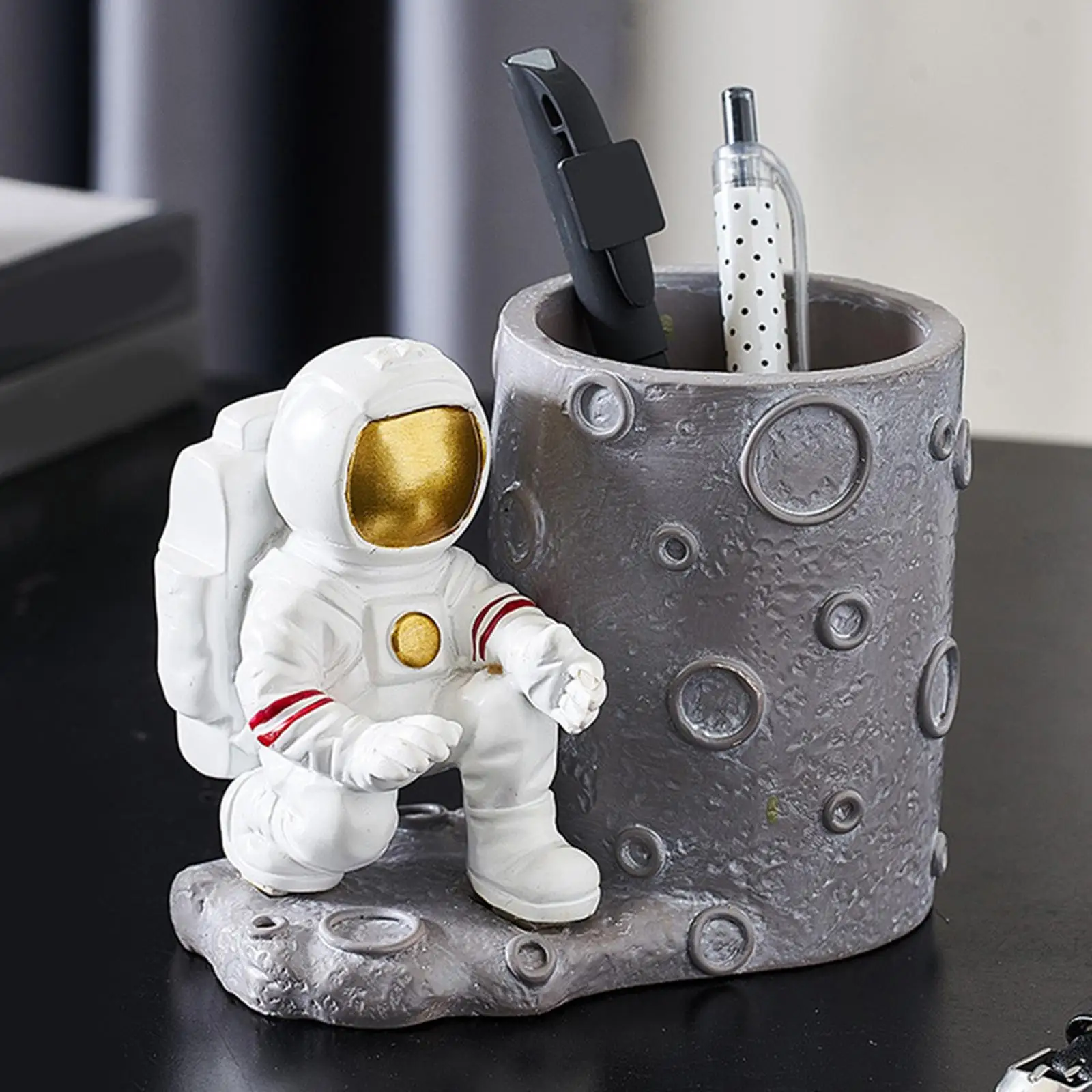 Multi Functional Astronaut Pen Holder Desktop Decoration Desk Decor Makeup Brush Holder Astronaut Storage Box for Dry Flower