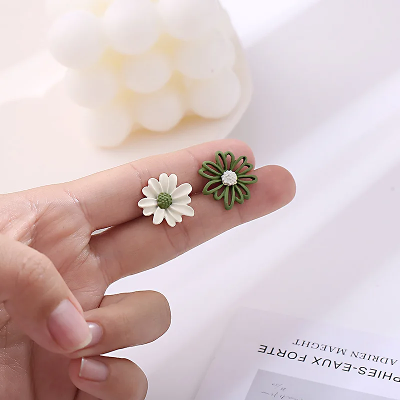 Korean Temperament Simple Asymmetric Small Daisy Clip on Earrings No Piercing Female Women Hollow Small Flower Clip on Earrings
