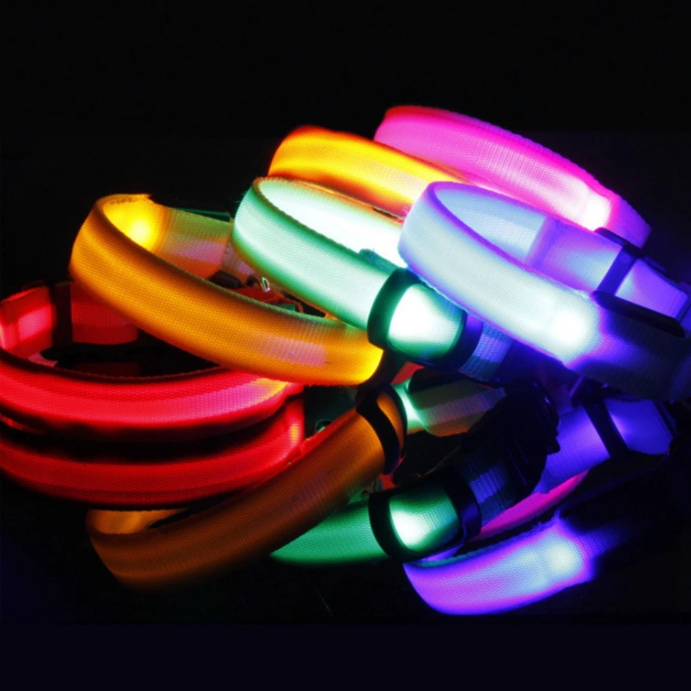 Una colección de pulseras LED de colores. Estas pulseras se suelen utilizar como obsequios de fiesta o complementos para eventos, festivales o conciertos debido a sus colores vibrantes y su forma de iluminarse.