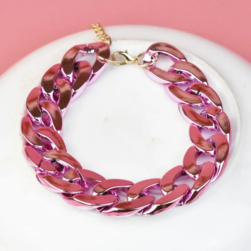 Una pieza de joyería, concretamente una pulsera. Parece ser un brazalete con un diseño que incluye múltiples eslabones, posiblemente hecho de un metal como plata u oro, con un tono dorado rosa o rosado.