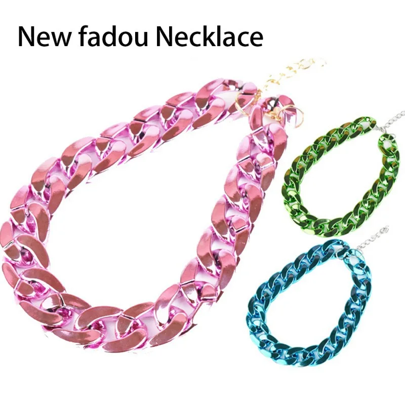 Una pieza de joyería, concretamente un collar con una pulsera a juego. El collar presenta un diseño de eslabones de cadena con eslabones de color rosa y la pulsera tiene un diseño similar con eslabones de color azul.