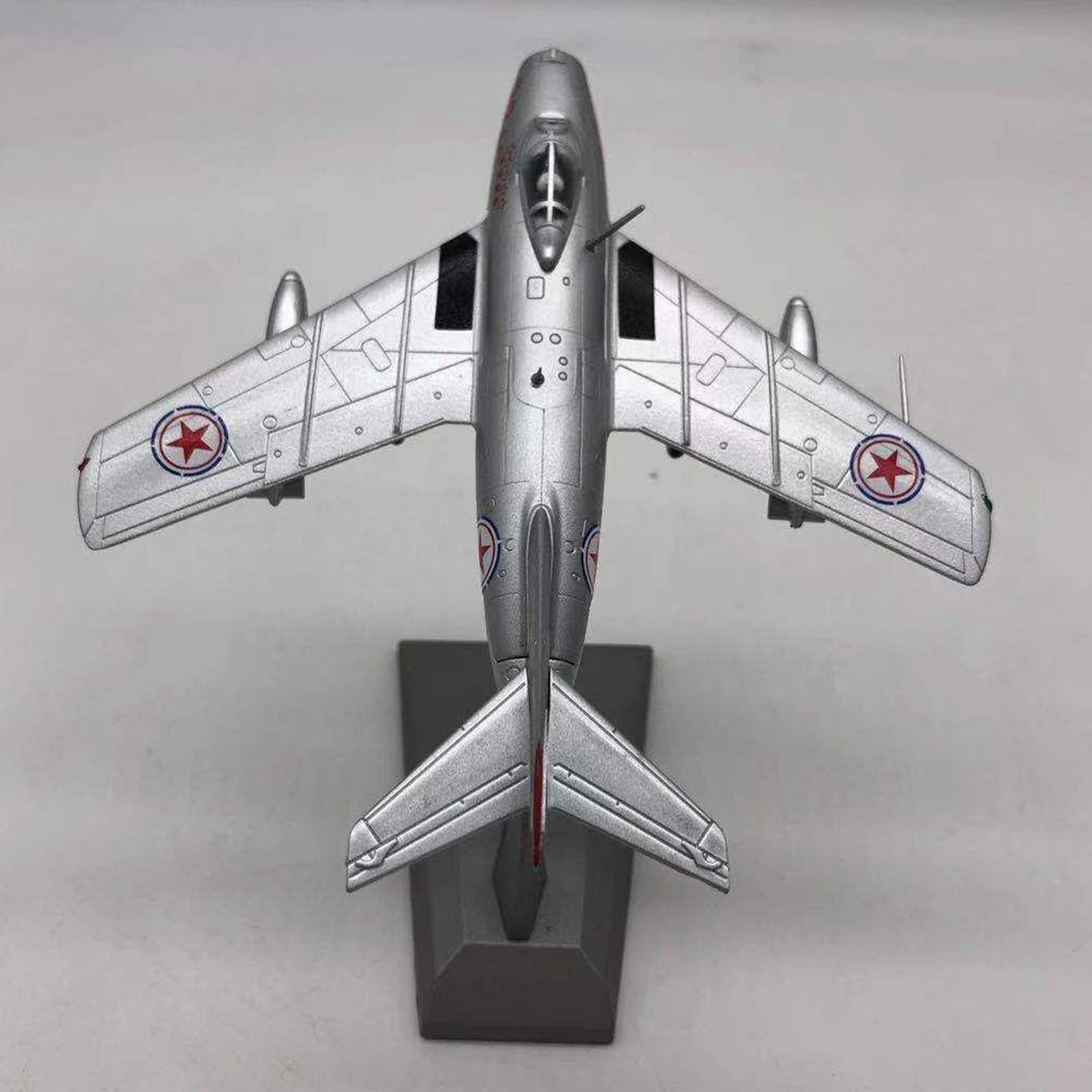 1 / 72th MIG-15 Airplane Model W / Display Fighter Airplane Home Decor