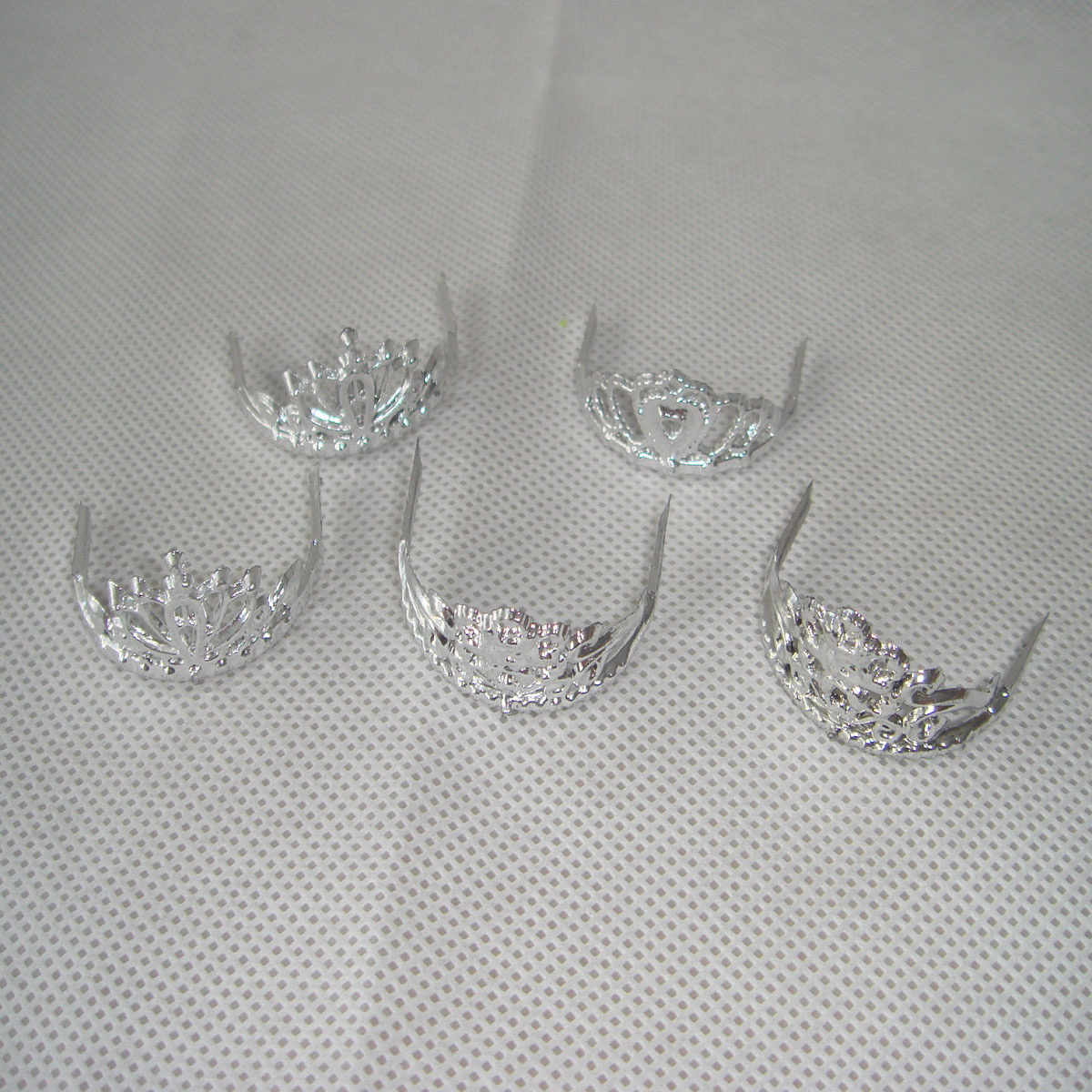 Cute 5pcs Mix Pattern Crown for   Girl Dolls Random Style Dolls Jewelry Clothing Dress Up Fancy Party Dolls Accessories