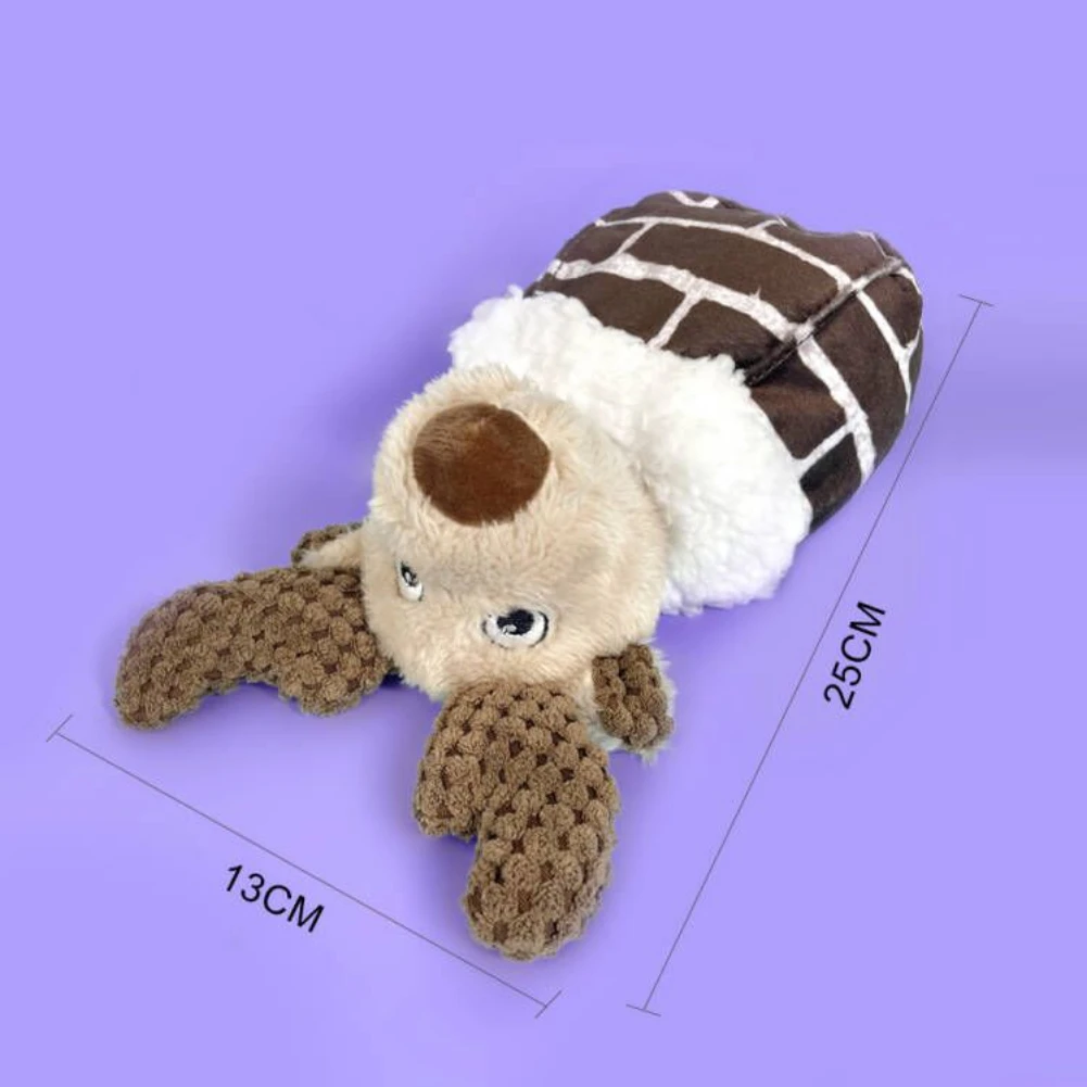 Un peluche que se parece a una tortuga. Tiene un caparazón marrón con un patrón y un cuerpo blanco con una cabeza marrón. El juguete está sobre un fondo violeta y tiene las medidas proporcionadas: 13 cm de ancho y 25 cm de largo.