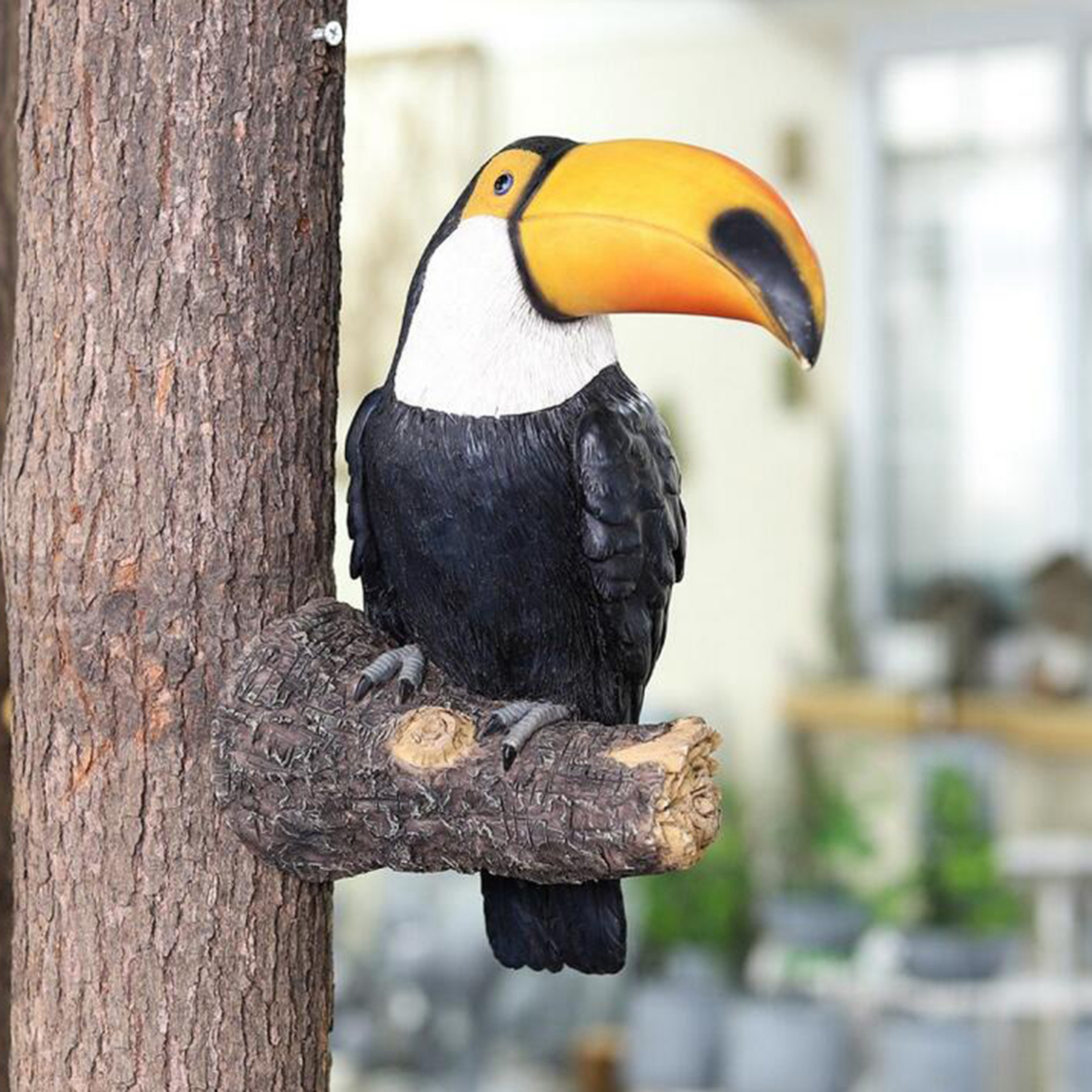 Funny Resin Toucan Tree Hugger Garden Statue Tropical Bird Sculpture for Outdoor Patio Yard Lawn