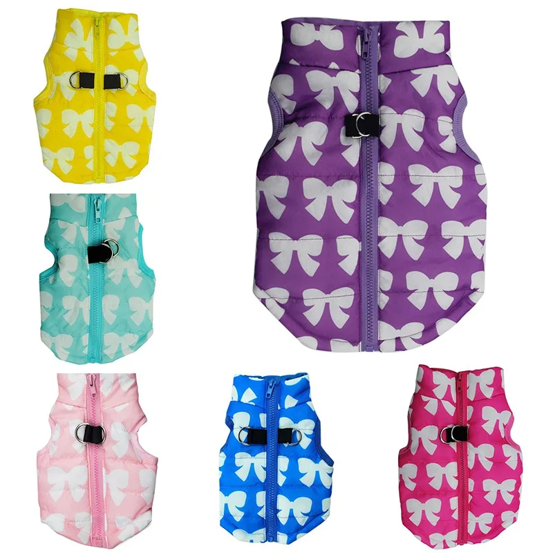 Una colección de chalecos o chaquetas para mascotas diseñadas para perros. Vienen en varios colores y patrones, incluidos amarillo, azul, rosa y morado, con detalles en blanco que se asemejan a las alas de una mariposa. Cada chaleco tiene un cierre de cremallera y una hebilla negra para ajustar el calce.