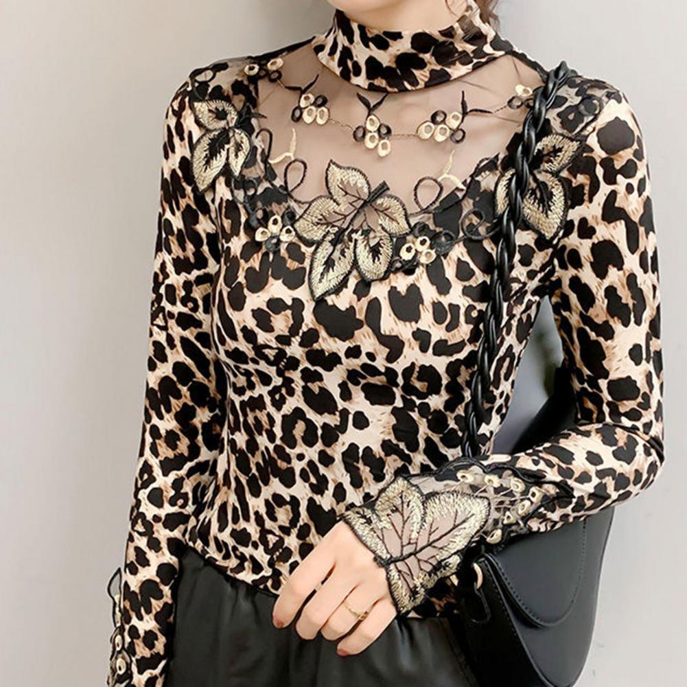 estampa leopardo, bordado em folhas, blusa básica