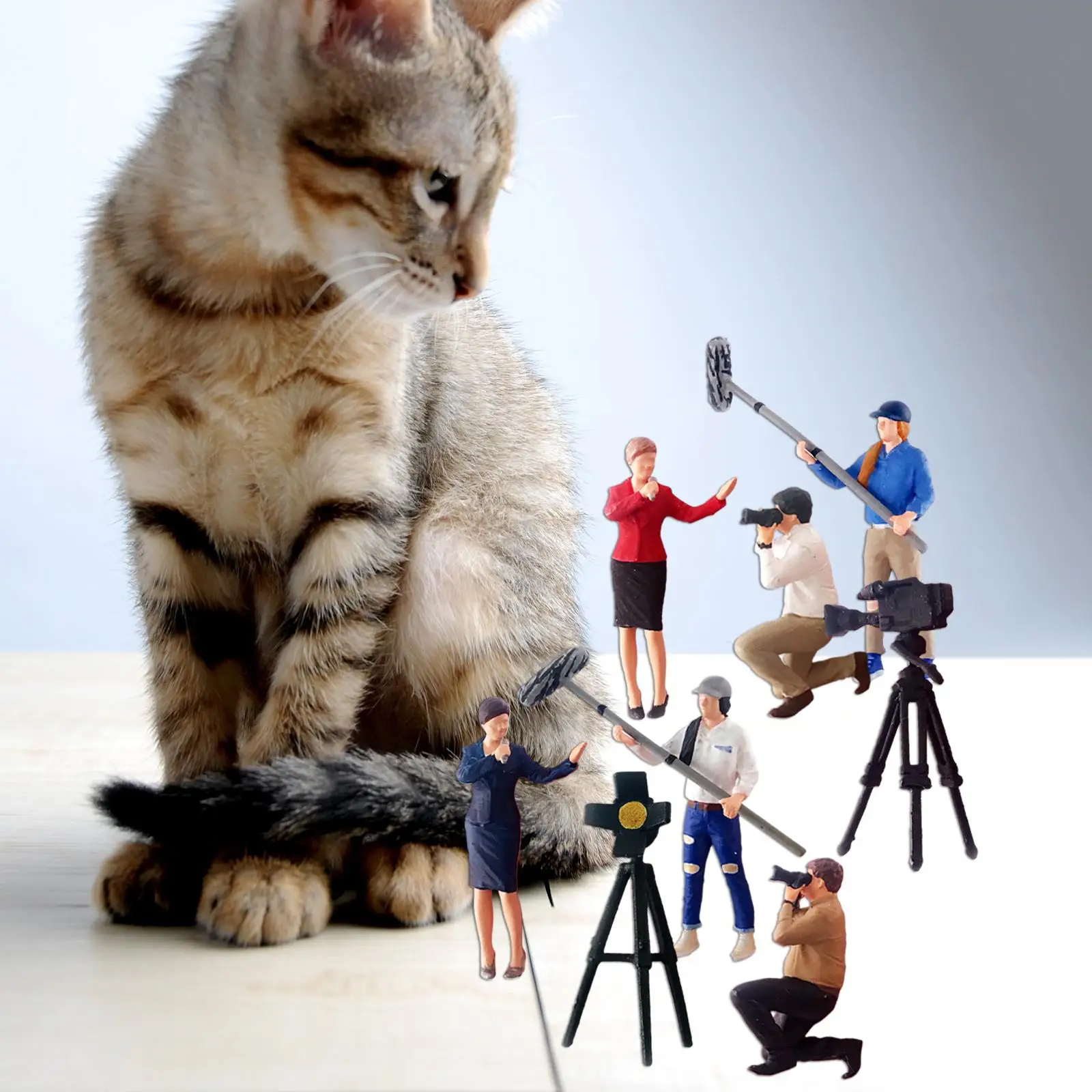 1/64 Broadcast Figure, People Model Resin Mini Figure Live Streaming Scene for Desktop Ornament Layout Micro Landscape Dioramas