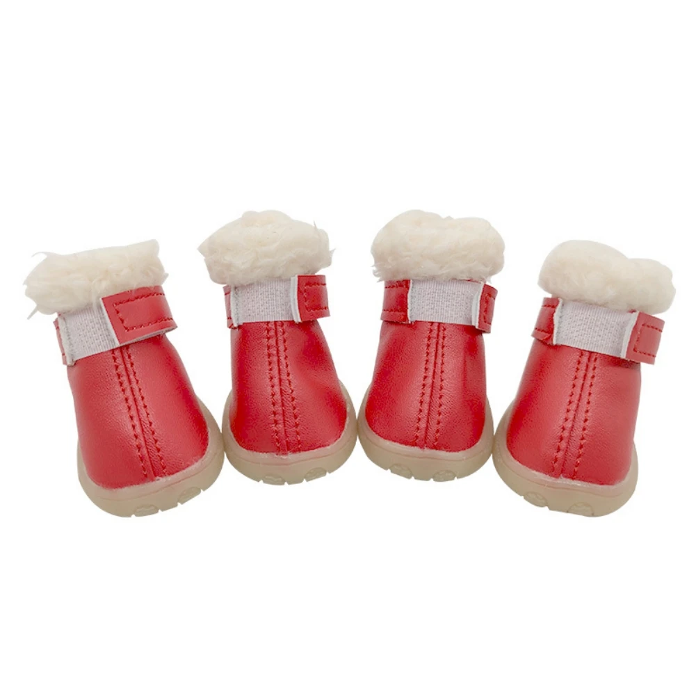 Tres pares de botas para niños. Son de color rojo con ribete de piel blanca alrededor de la parte superior y una correa blanca con cierre de hebilla. Las botas tienen una suela color canela y parecen estar diseñadas para climas fríos, brindando calidez y protección a los pies pequeños.