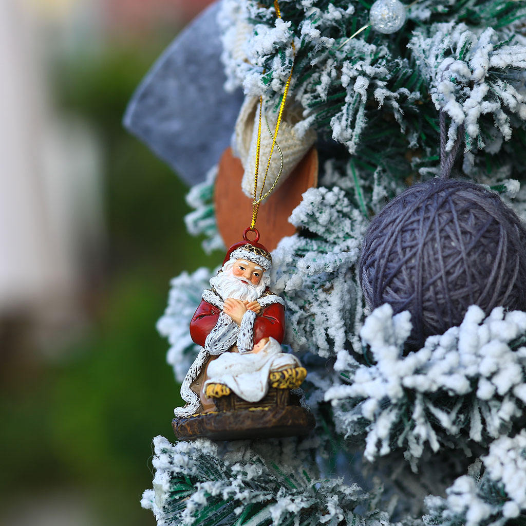 Santa Waiting Pendant with Ribbon Loop Resin Handicrafts Free Standing Hand-Painted for Christmas Tree Decoration