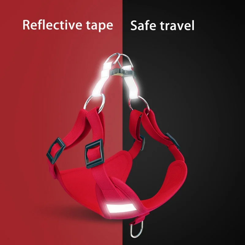 Un arnés de seguridad reflectante rojo con un clip adjunto. El arnés está diseñado para usarse alrededor de la cintura y tiene una cinta reflectante, cuyo objetivo es aumentar la visibilidad en condiciones de poca luz, como de noche o con mal tiempo.