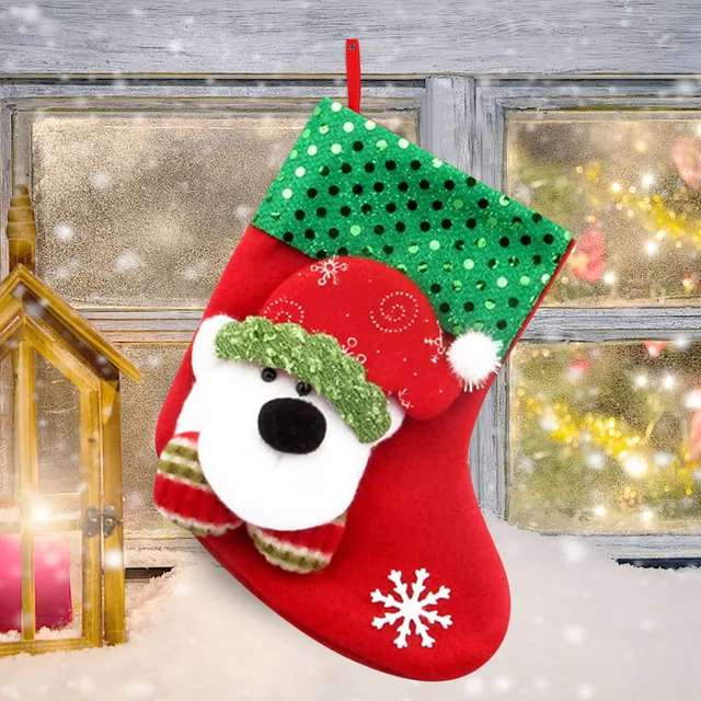 Medias navideñas 3d en calcetines de color de cuerda render calcetines de  tela navideña con bastón de caramelo muñeco de nieve hombre de jengibre  colgando decoraciones navideñas celebración navideña de año nuevo