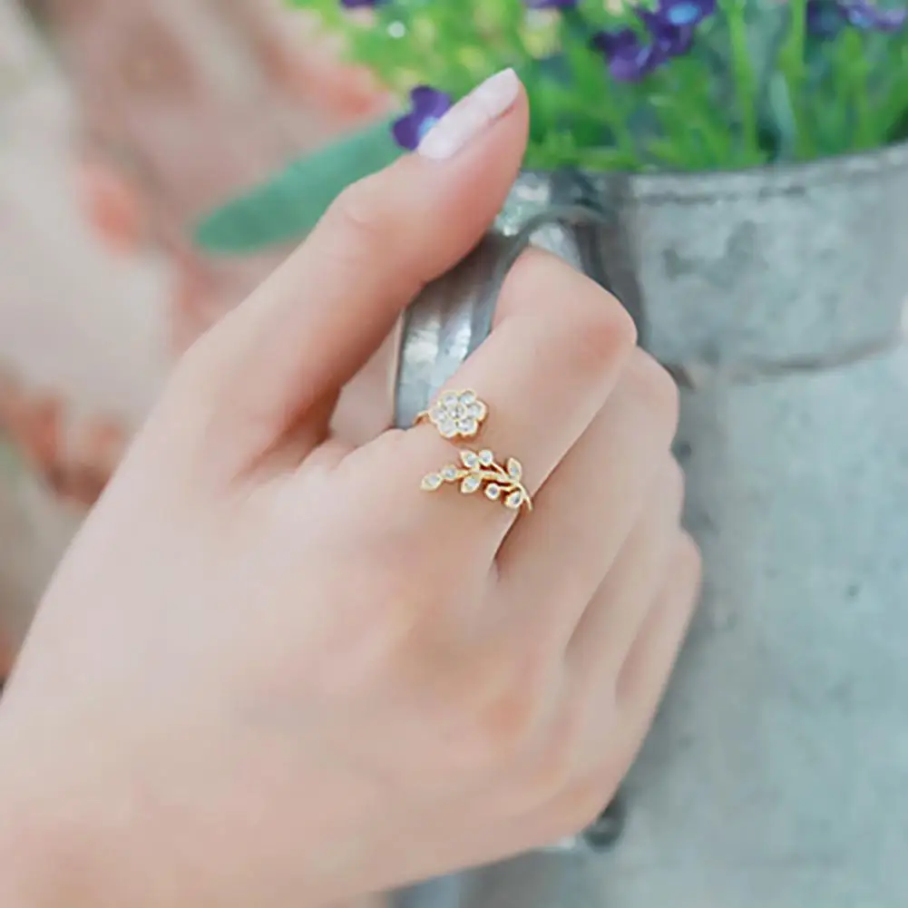 Кольцо с маленькими цветочками