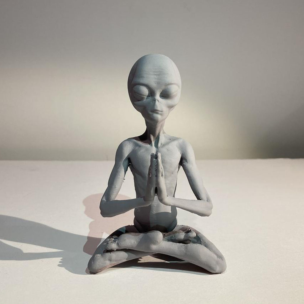 Resin Meditating Alien Sculpture for Room Decoration Handcrafted Art Sculpture for Living Room Hallway Console Table Home Decor