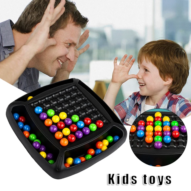 Close-up retrovisor de meninos jogam jogo de tabuleiro de estratégia  educacional com campo preto e bolas coloridas terapia com jogos