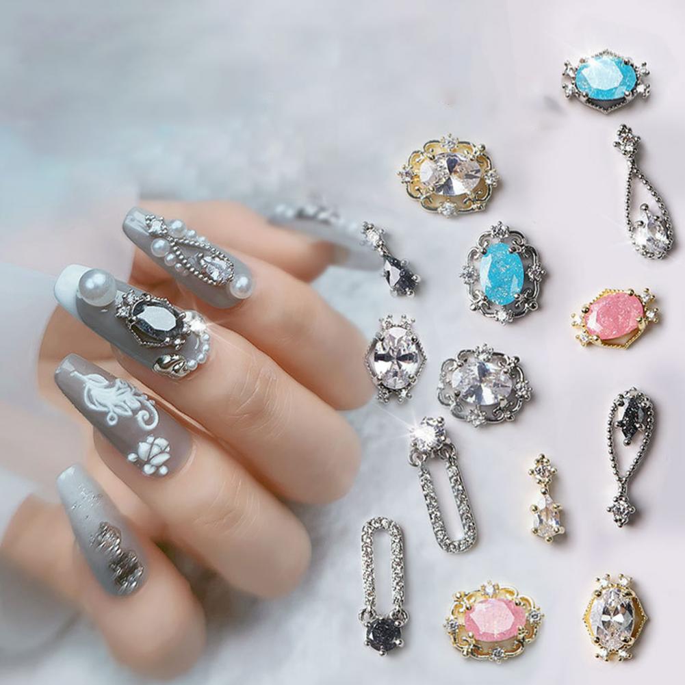 Nail Rhinestone: Bạn là một cô gái yêu thích sự lộng lẫy và rực rỡ? Hãy trang trí móng tay của mình với Nail Rhinestone để tạo nên một vẻ đẹp lấp lánh, thu hút người nhìn ngay từ cái nhìn đầu tiên!