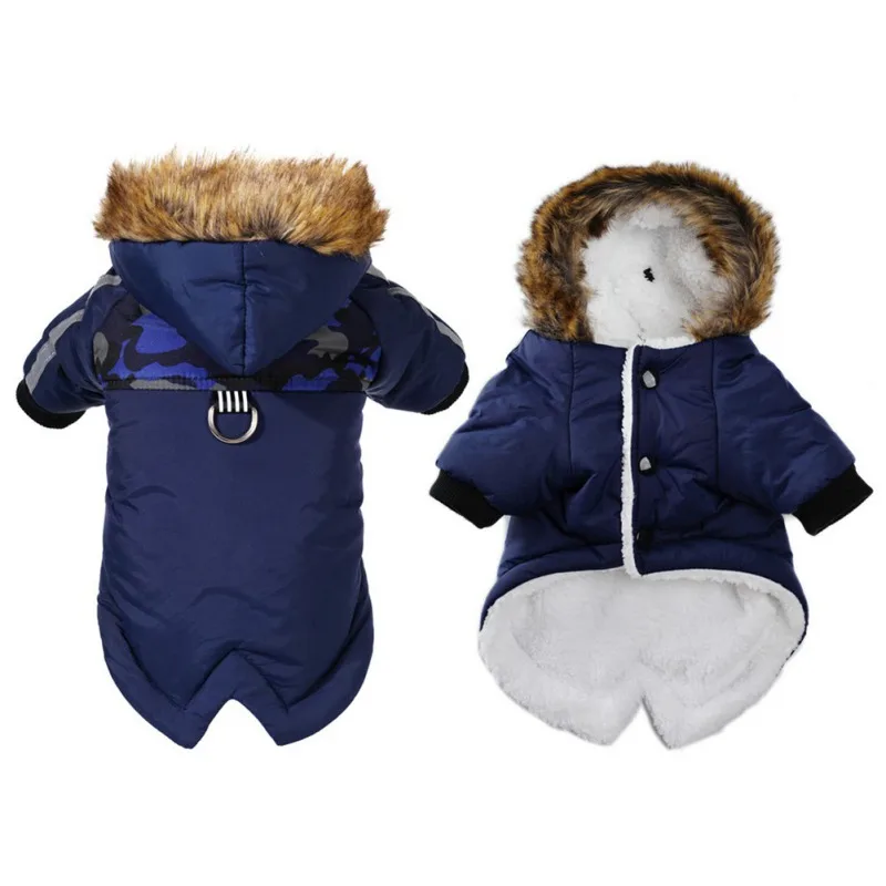 Dos estilos diferentes de chaquetas de invierno para niños. A la izquierda, hay una chaqueta azul con capucha que tiene un borde de piel y parece tener un cierre de cremallera.