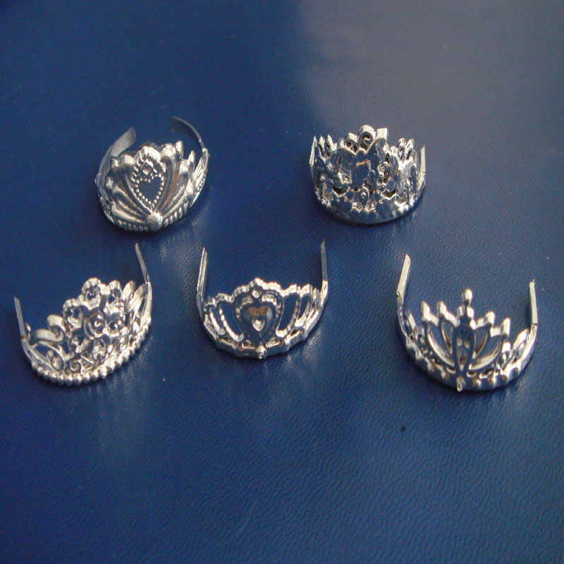 Cute 5pcs Mix Pattern Crown for   Girl Dolls Random Style Dolls Jewelry Clothing Dress Up Fancy Party Dolls Accessories