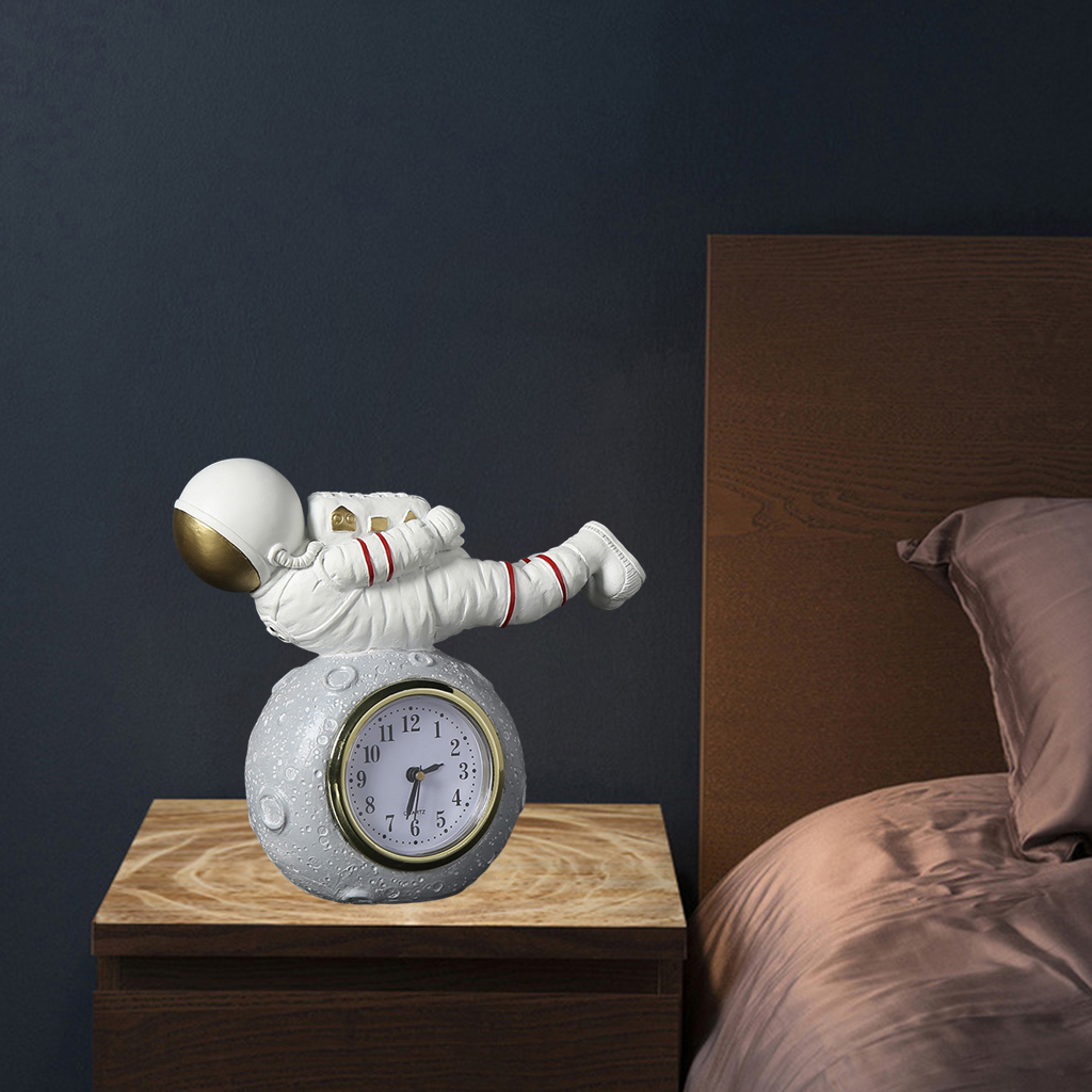 Astronaut Statue Alarm Clock Battery Power Office Home Desktop Alarm Clock Watch Resin Modern Sculpture Desk Ornaments