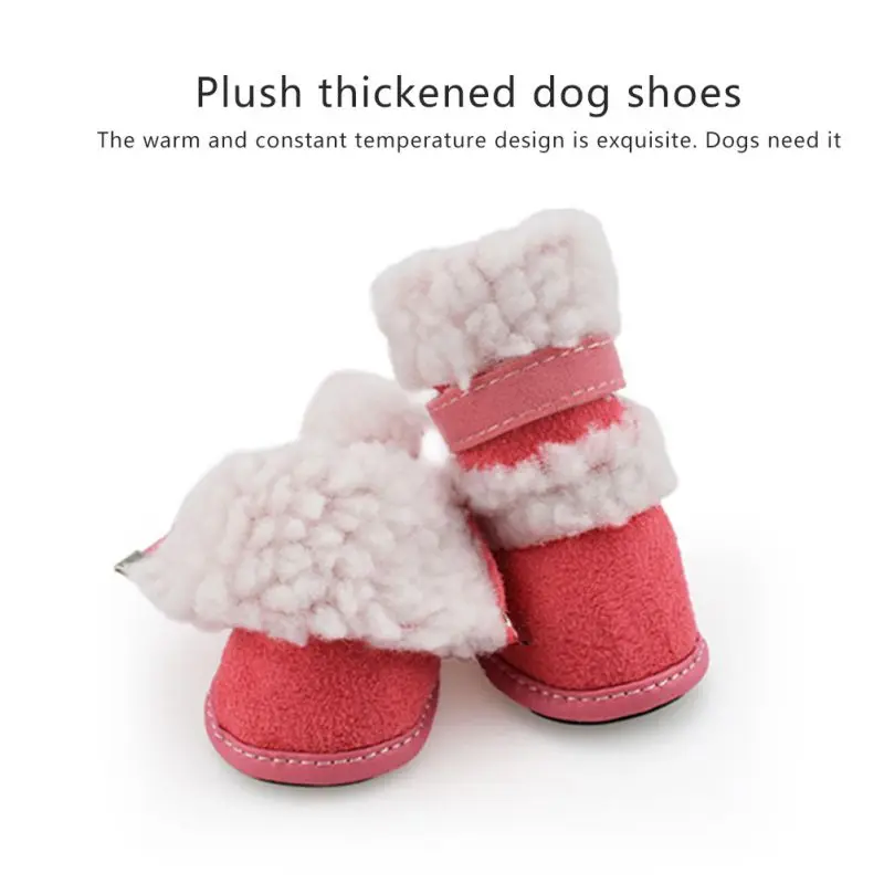 Un par de zapatos para perros diseñados para mantener las patas del perro calientes y protegidas. Son gruesos y parecen estar hechos de un material de felpa, posiblemente con una textura similar a la de un pelaje en la parte superior.