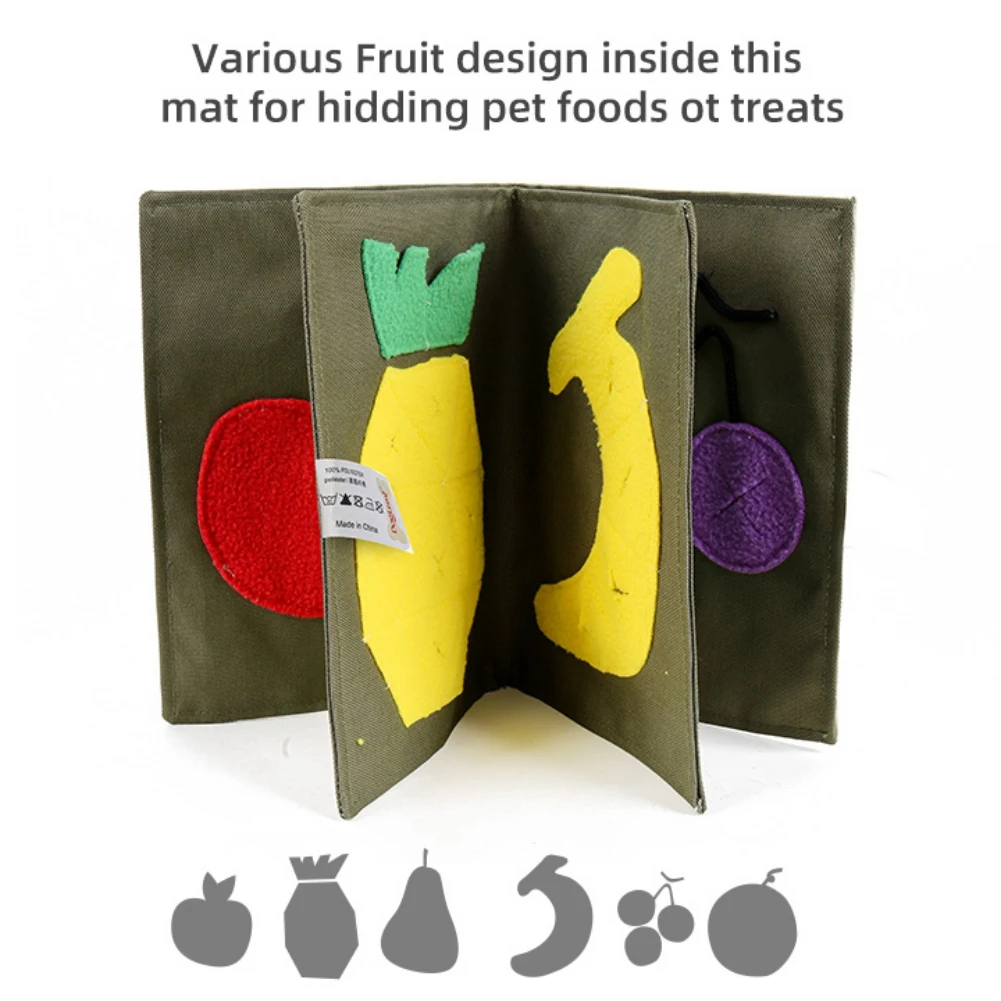 Un tapete con varios diseños de frutas. El tapete está diseñado para parecerse a una colección de frutas, incluidos un plátano, una manzana, una pera y un racimo de uvas.