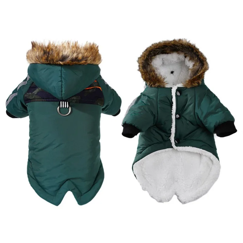 Dos estilos diferentes de chaquetas de invierno para niños. A la izquierda, hay una chaqueta con capucha que tiene un borde de piel y parece tener un cierre de cremallera. La chaqueta es de color verde oliva.