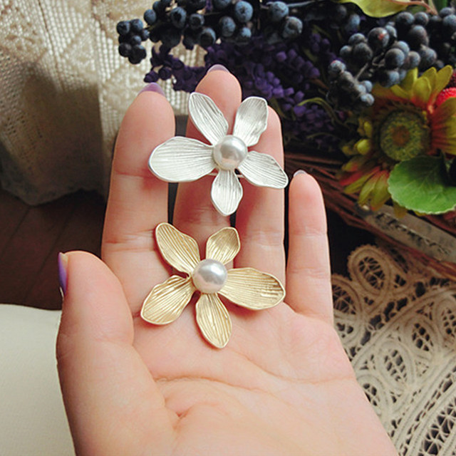 Vintage shops Beaded Large Flower Brooch Pin