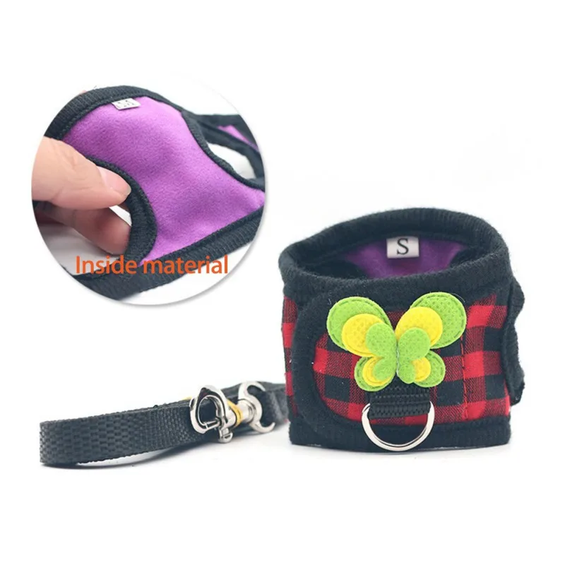 Una bolsa pequeña y colorida con una correa negra y un anillo plateado. El bolso tiene un diseño vibrante con una mariposa verde y amarilla en el frente. Dentro de la bolsa hay un forro de tela violeta.