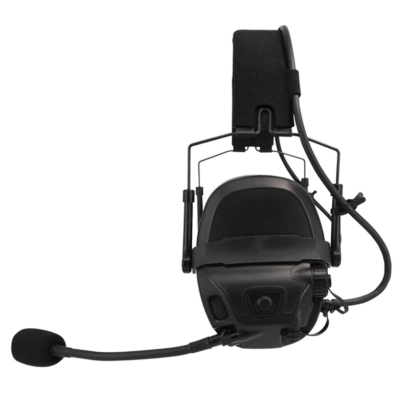 Unos auriculares negros con micrófono. Parece ser un tipo de dispositivo de comunicación, posiblemente utilizado para juegos, aviación u otras aplicaciones profesionales donde es necesaria una comunicación de audio clara.
