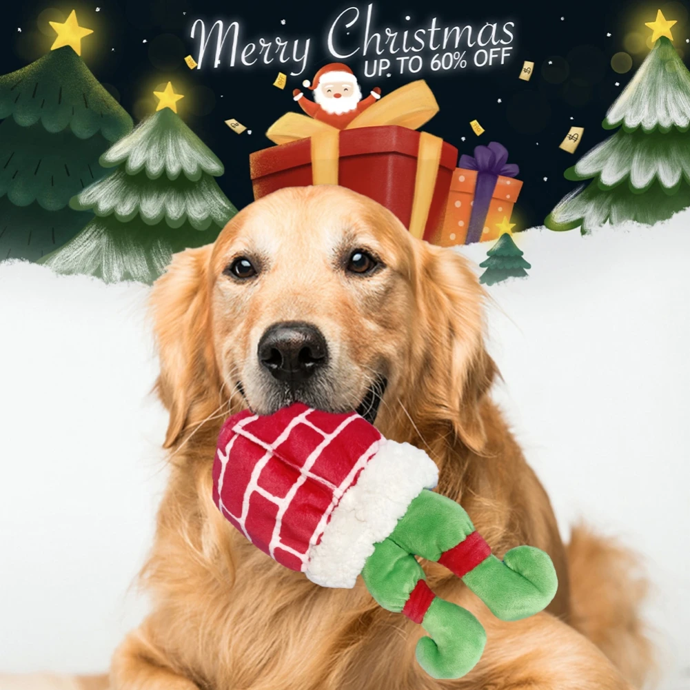 La imagen muestra un perro golden retriever con una expresión feliz, sosteniendo un juguete que se asemeja a un árbol de Navidad con un patrón de rayas rojas y blancas. El fondo es festivo, con ilustraciones de árboles de Navidad, estrellas y regalos, lo que sugiere un tema festivo.