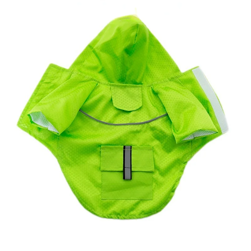 Una chaqueta con capucha verde con bolsillo con cremallera