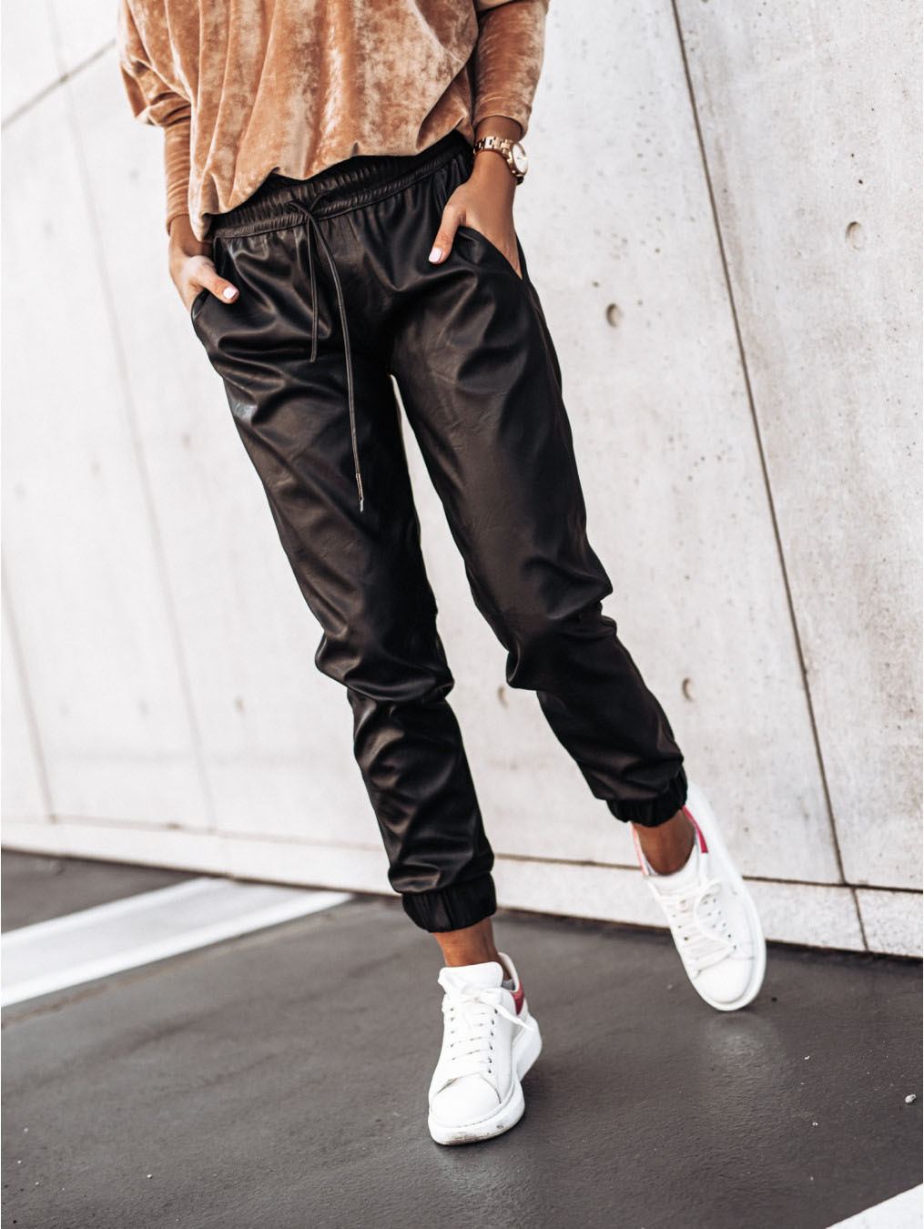 alta, calça de couro sintético, joggers slim,