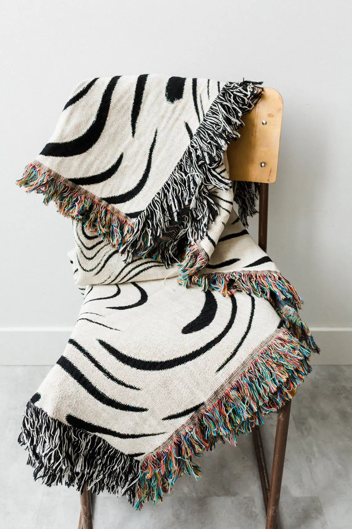 Casual Wave Throw Blanket in cozy design6