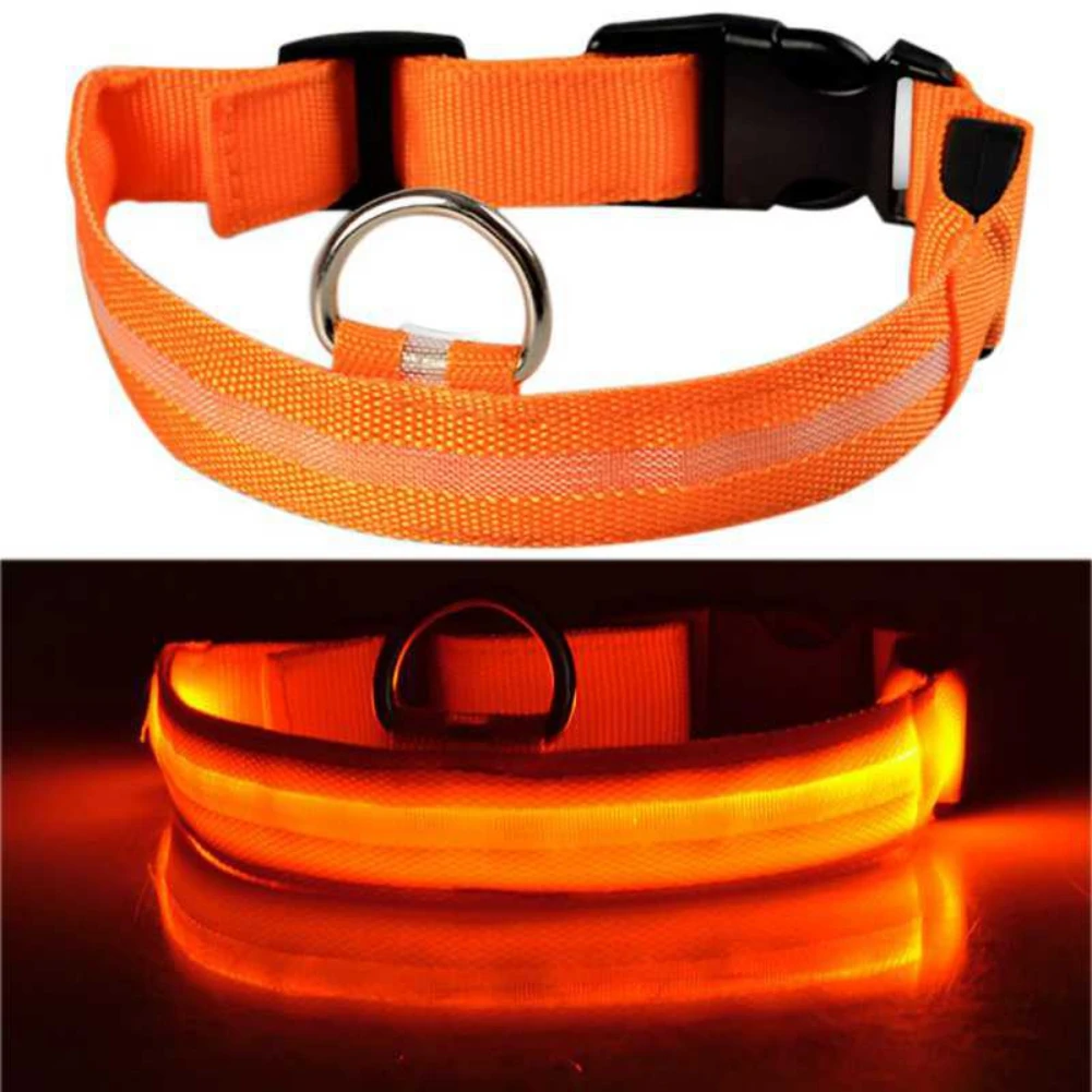 Un par de chalecos de seguridad de color naranja. La mitad superior de la imagen muestra el chaleco en un estado plano y desplegado, destacando su diseño y características como el material reflectante y las correas ajustables.