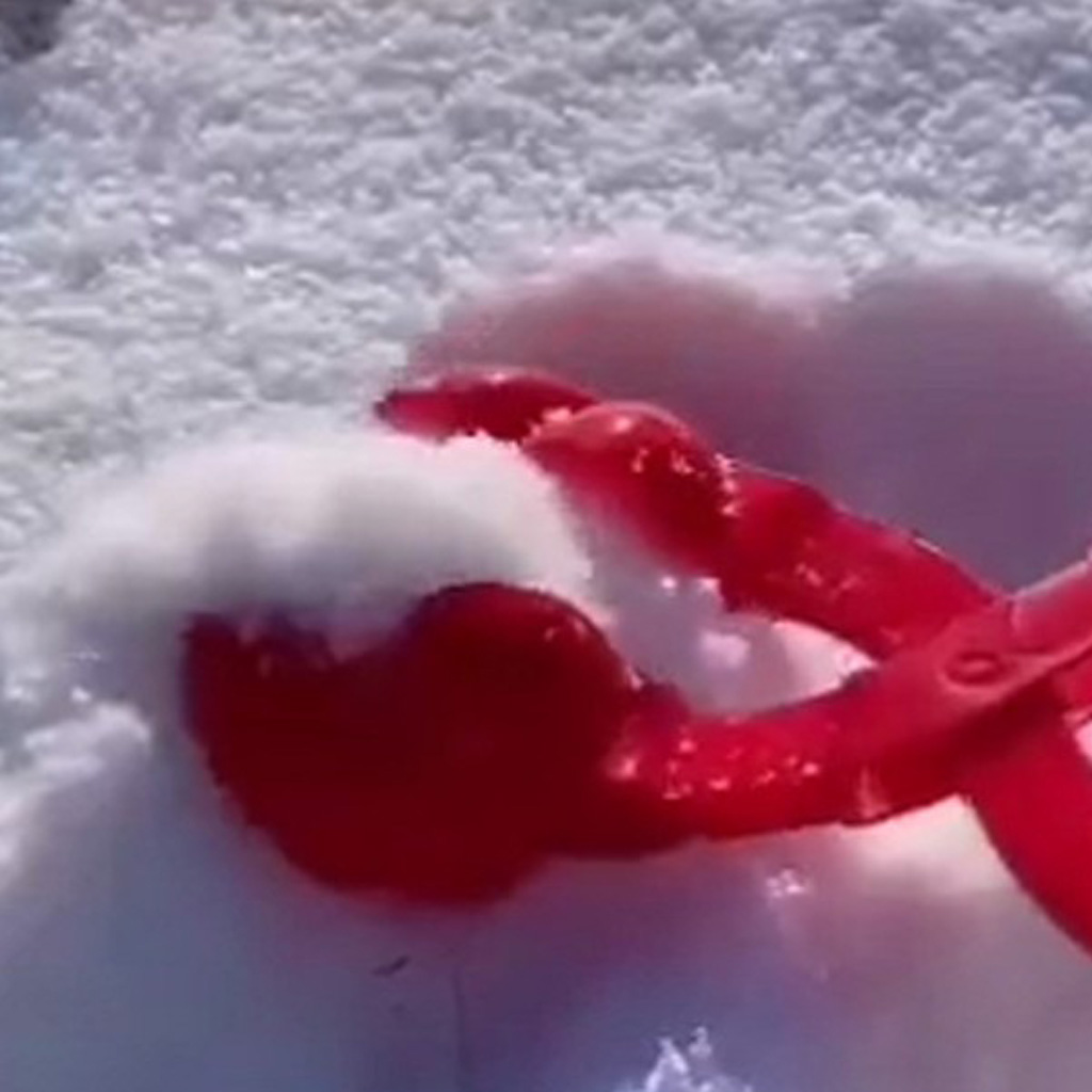 4Pieces Creative Heart Shaped Snowball Maker Clip Children Outdoor Winter Fun Sports Snow Sand Mold Tool Kids Gifts
