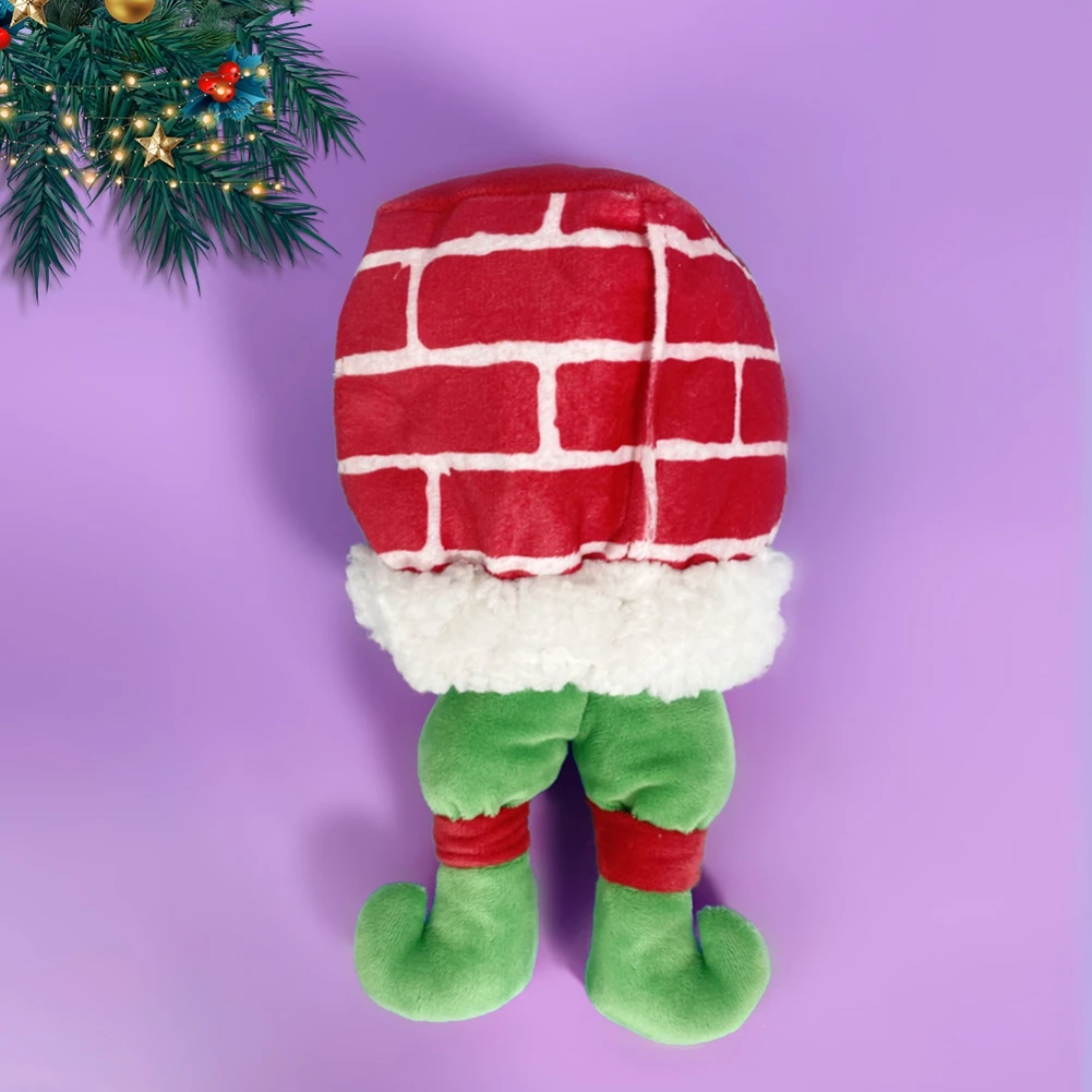 Un juguete de peluche que se asemeja a un personaje con una cabeza de ladrillo rojo y una barba blanca y esponjosa, que recuerda a un Papá Noel tradicional. El juguete tiene patas verdes y lleva calcetines a rayas rojas y blancas.