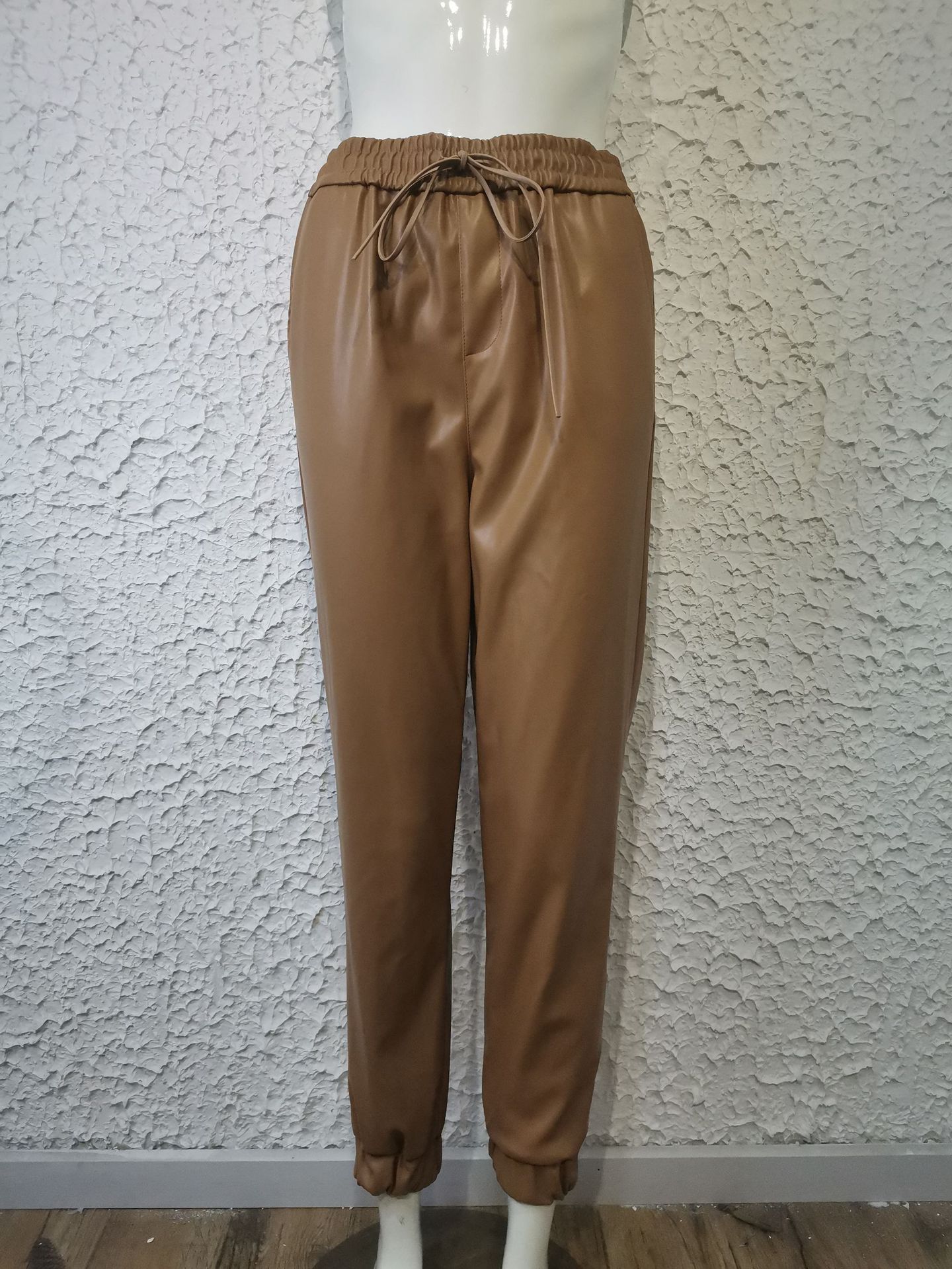 alta, calça de couro sintético, joggers slim,