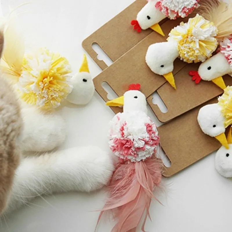 Una colección de pequeñas figuras decorativas de pollos. Estas gallinas están adornadas con diversos accesorios como flores y plumas, dándoles un aspecto caprichoso y festivo.