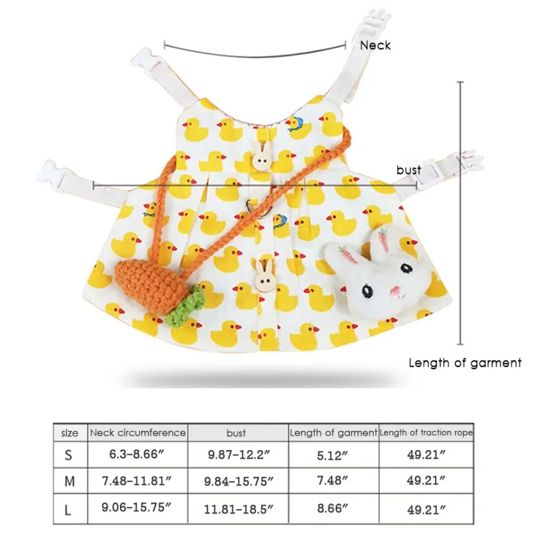 Vestido infantil con un divertido diseño de patos amarillos y una zanahoria. El vestido se exhibe sobre un maniquí con brazos ajustables que se extienden hacia afuera.