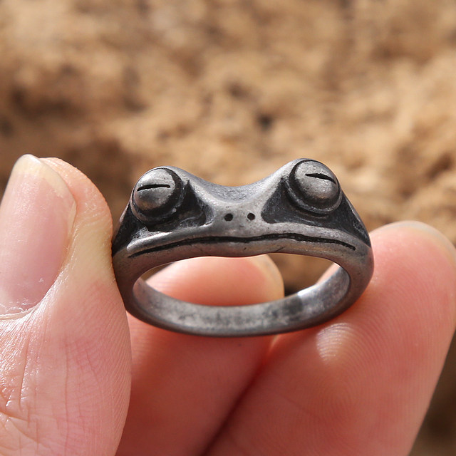Ring with frog discount