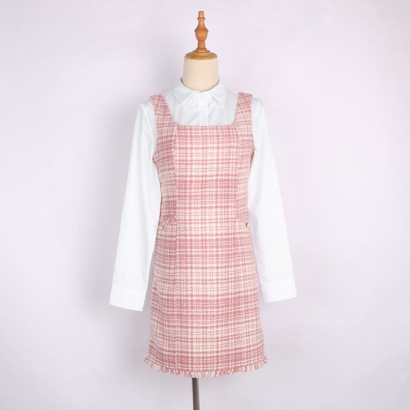 Vestido xadrez rosa e camisa branca para