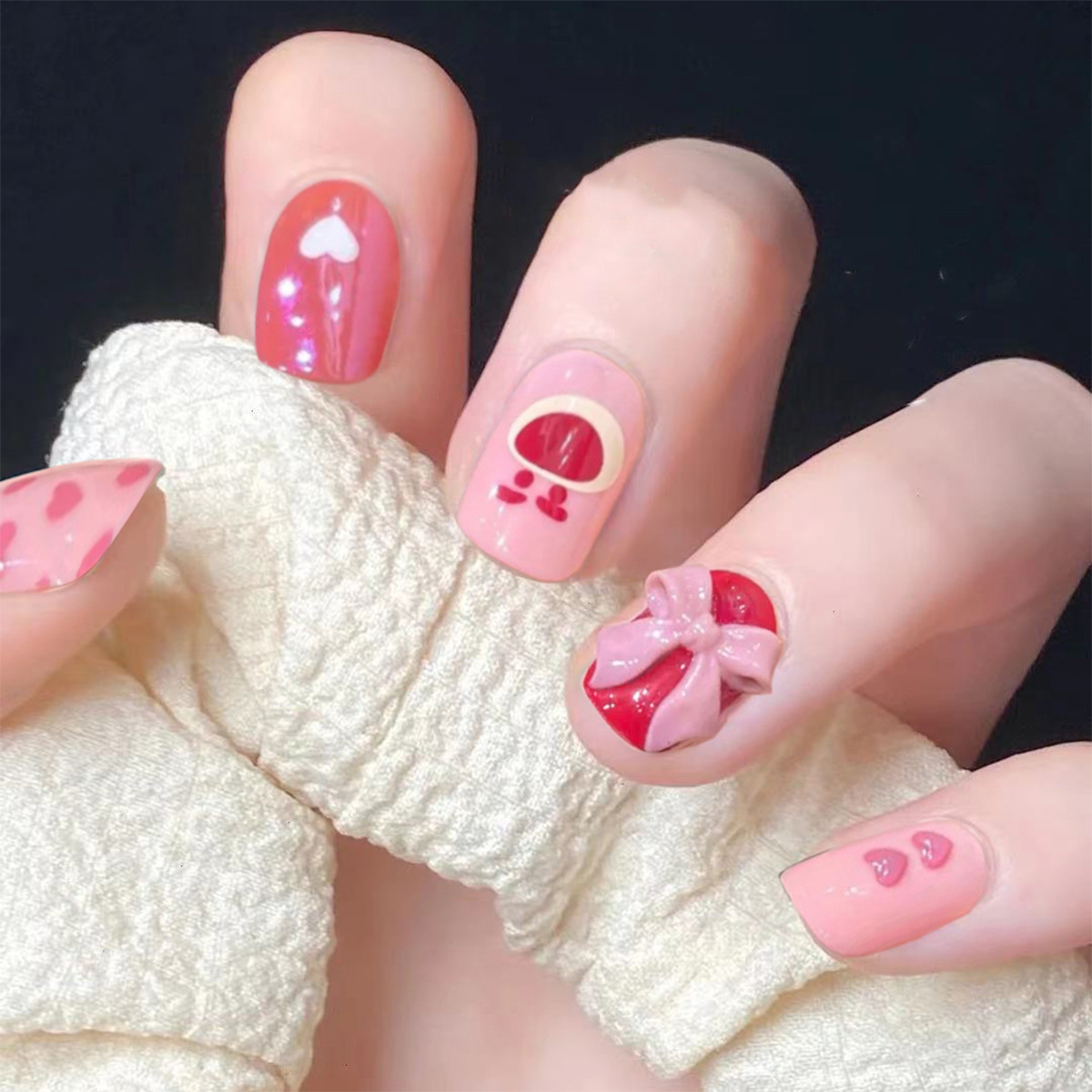 Nail patch là giải pháp tuyệt vời cho các cô gái muốn có một bộ móng đẹp nhưng không có thời gian hoặc kỹ năng về nail. Đây là một loại sticker đơn giản và nhanh chóng giúp bạn có thể cập nhật xu hướng mới nhất về nail trong tích tắc.