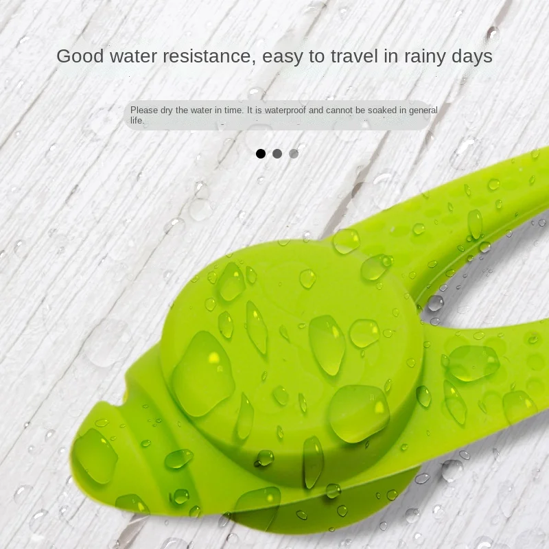 Un objeto verde con gotas de agua, lo que sugiere que es resistente al agua o impermeable. El objeto parece ser un tipo de dispositivo o gadget electrónico, posiblemente un control remoto o una pequeña herramienta electrónica, dada su forma y la presencia de botones o controles.